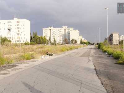 Strada Pezze del Sole giunge nelle vicinanze della zona 45 di Japigia: qui cambia nome in via Giorgio la Pira